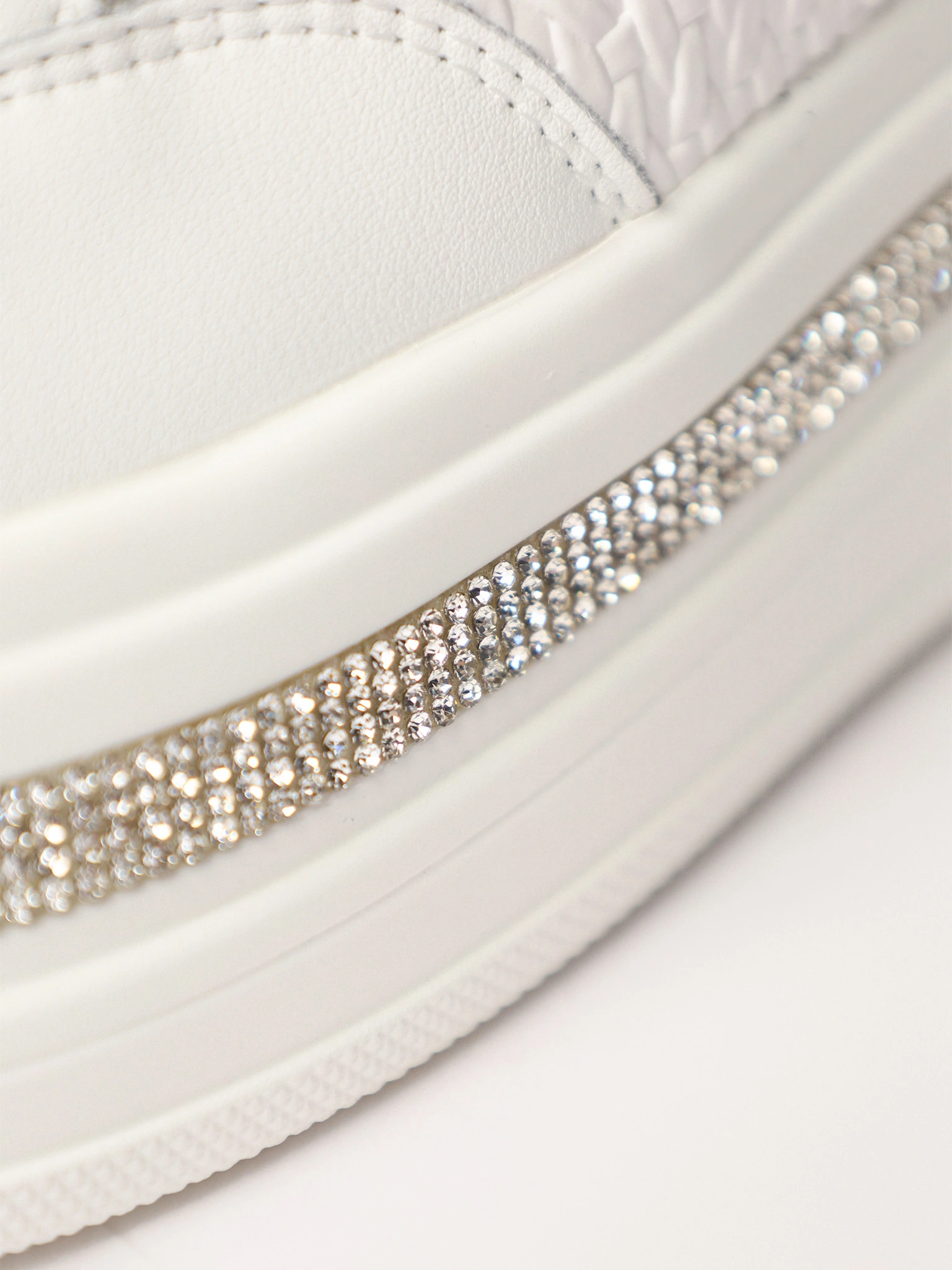 Кеды белого цвета со стразами на высокой платформе